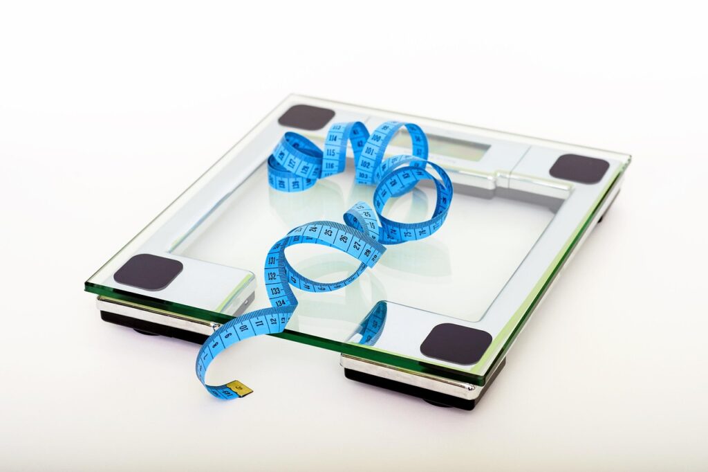 Digitale Personenwaage mit blauem Maßband
